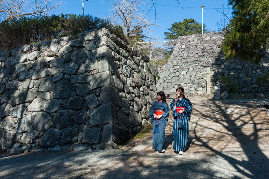 城牆石壁是參觀重點 松山阪城址